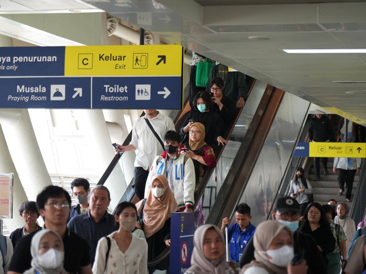 Cara Atur Perjalanan Biar Nyaman, Intip Pola Jam Sibuk LRT Jabodebek