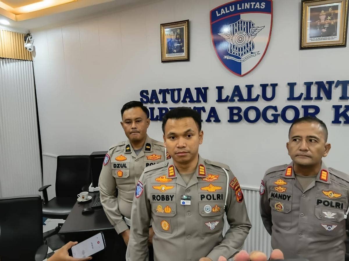 7 Kendaraan Terlibat Kecelakaan Beruntun di Tol Jagorawi