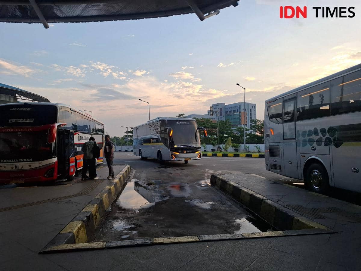 Potret bus di terminal Pulo Gebang pada Selasa (3/2/2026) 