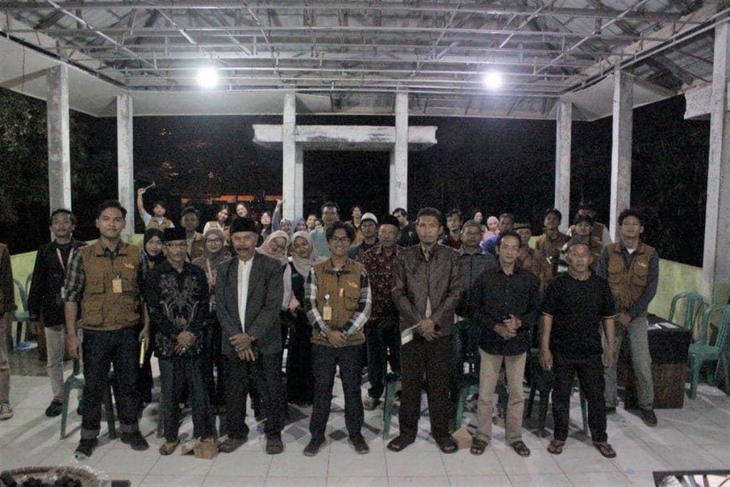 Mahasiswa Kuliah Kerja Nyata (KKN) Tematik Institut Teknologi Sumatera (Itera) mengolah limbah tongkol jagung menjadi briket sebagai bahan bakar alternatif di Desa Srikaton, Kecamatan Adiluwih, Kabupaten Pringsewu