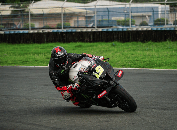 Kenapa Pembalap MotoGP Bisa Menikung Begitu Miring Tanpa Terjatuh?