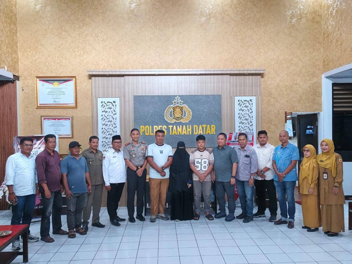 Densus 88 Anti Teror menyerahkan mantan Napiter kepada keluarga (Foto: Dok Densus )