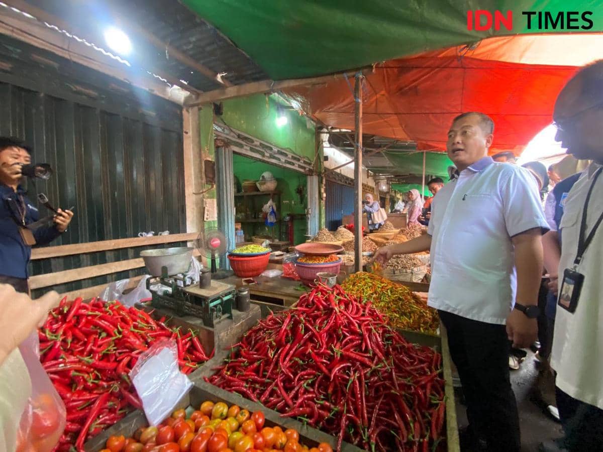 Gubernur NTB Lalu Muhamad Iqbal saat mengecek harga cabai di Pasar Mandalika.