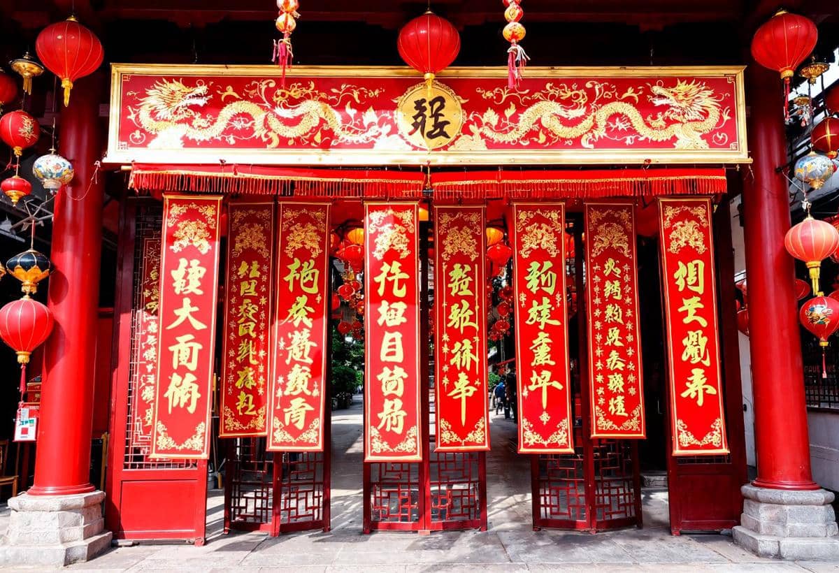 Ilustrasi ornamen tulisan Tionghoa di area klenteng