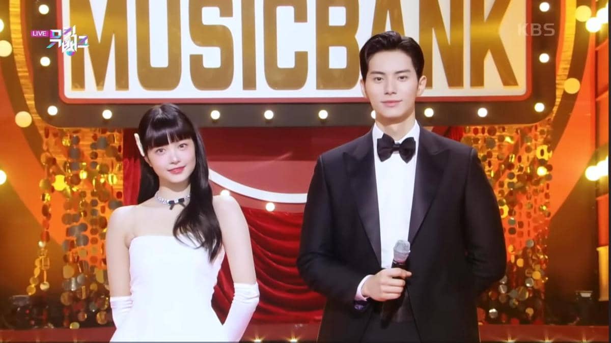 Pasangan MC Music Bank Lee Chae Min & Hong Eun Chae (LE SSERAFIM) 