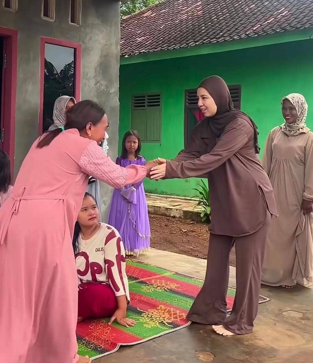 potret Tya Ariestya kunjungi rumah karyawan di Lampung