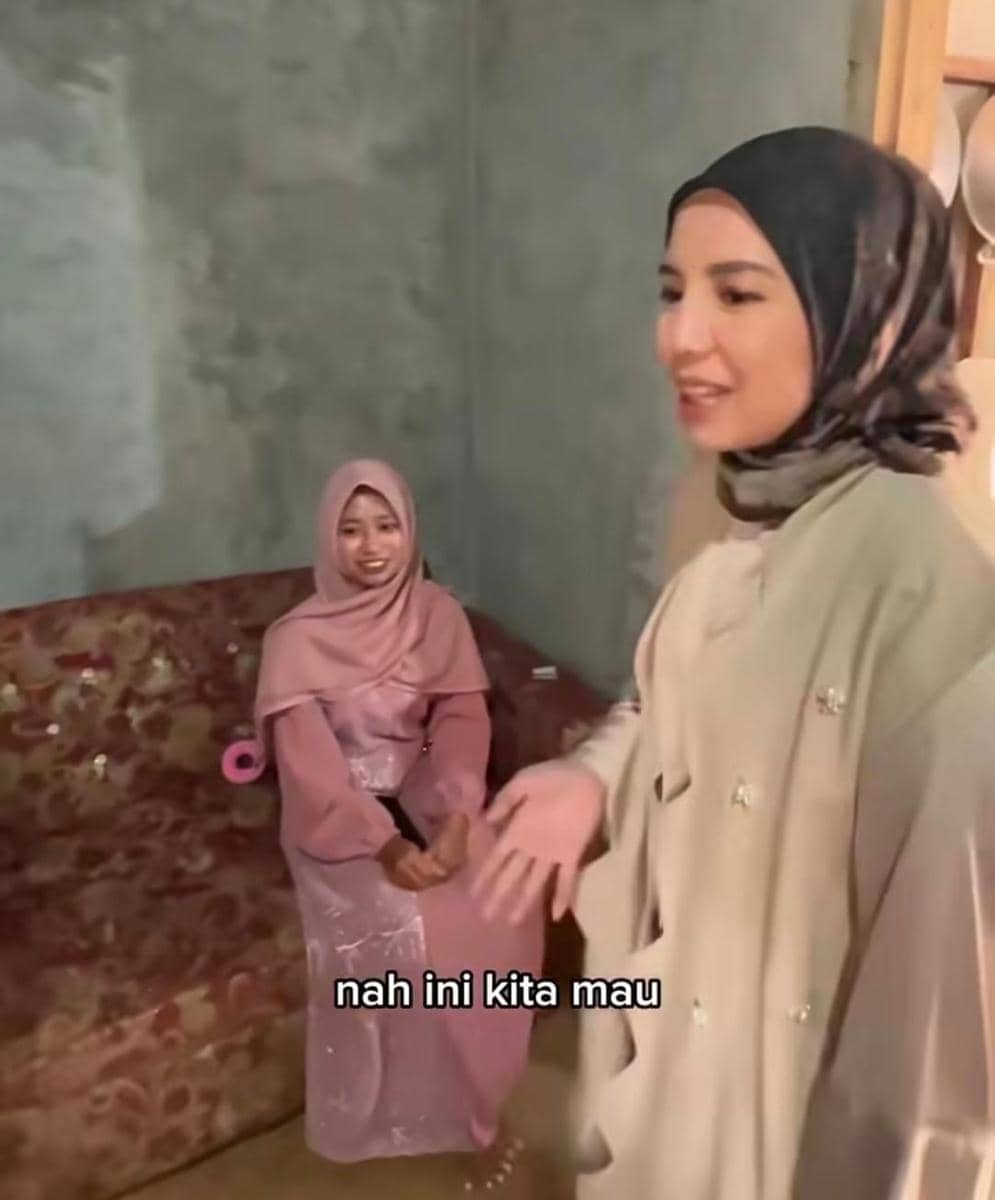 potret Tya Ariestya kunjungi rumah karyawan di Lampung