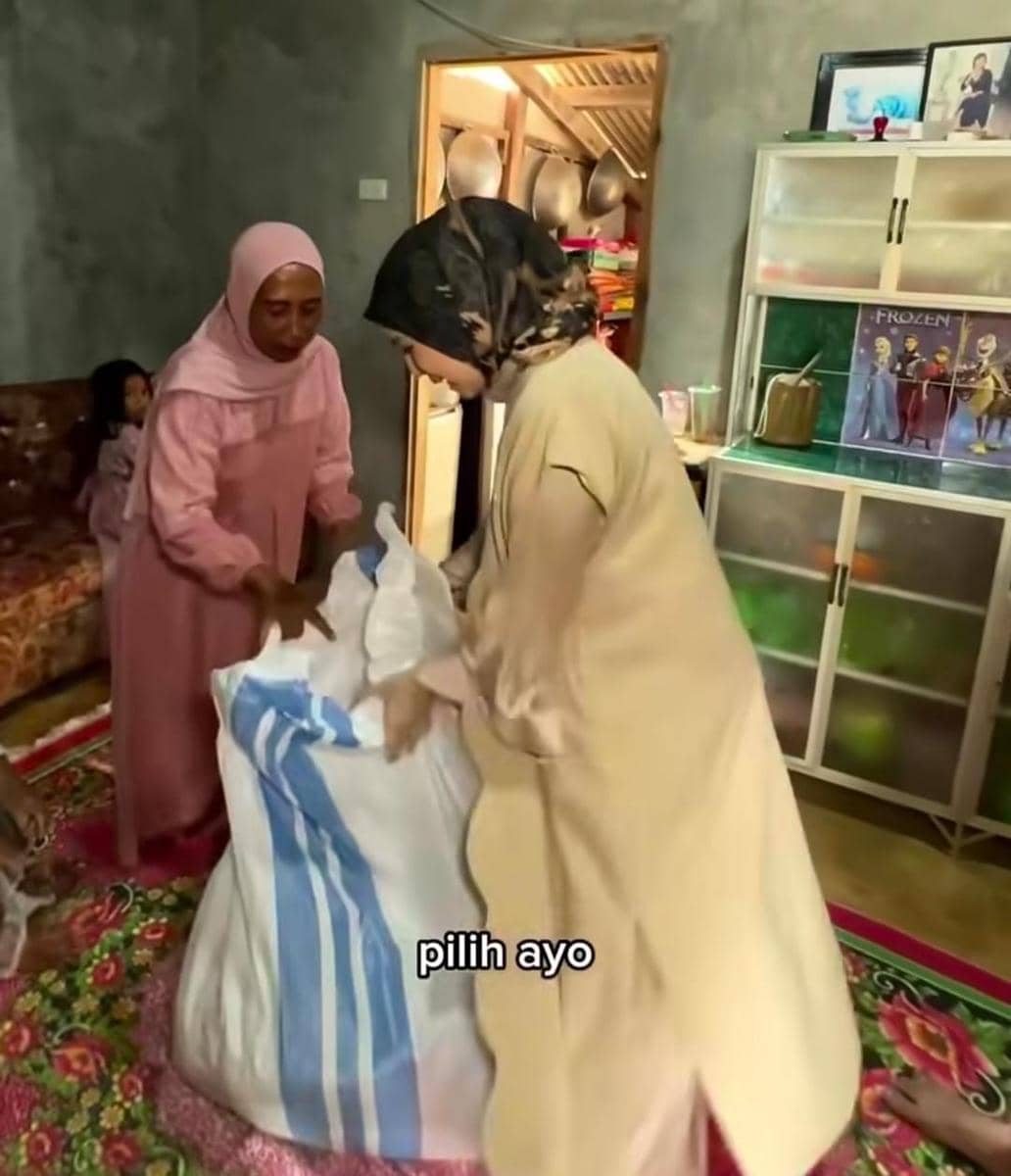 potret Tya Ariestya kunjungi rumah karyawan di Lampung