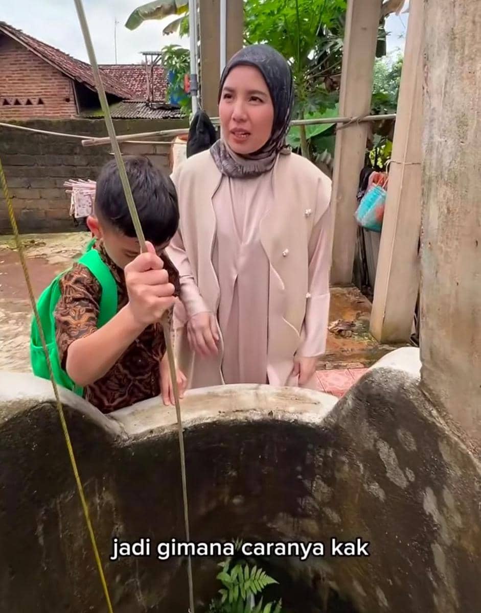 potret Tya Ariestya kunjungi rumah karyawan di Lampung