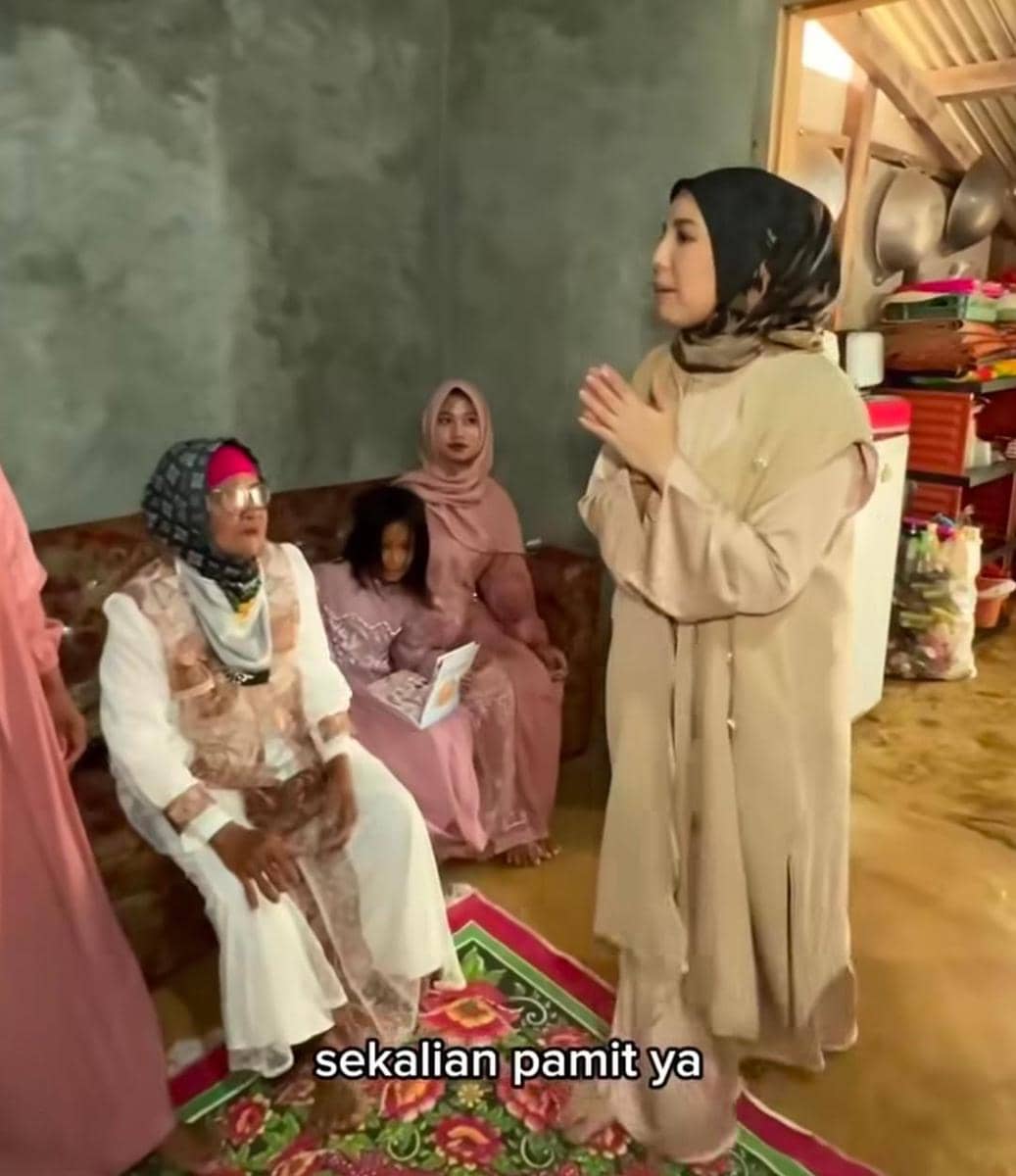 potret Tya Ariestya kunjungi rumah karyawan di Lampung