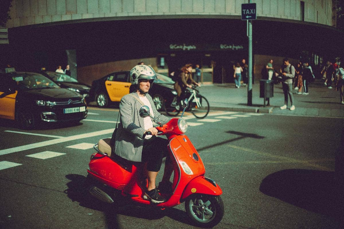 ilustrasi mengendarai motor