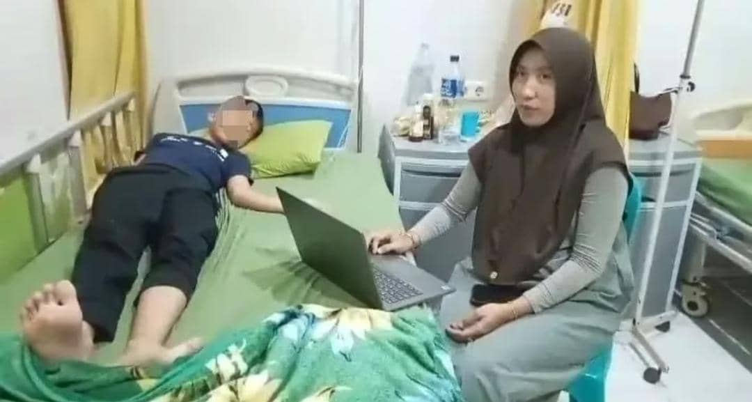 Salah satu santri Ponpes Al-Ittifaqiah jalani perawatan usai menyantap MBG. Korban mengeluh mual, pusing dan alami muntah (Dok: Keluarga pasien)