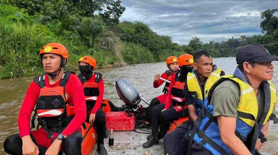 Tim SAR gabungan saat mencari pria yang tenggelam di Sungai Musi.