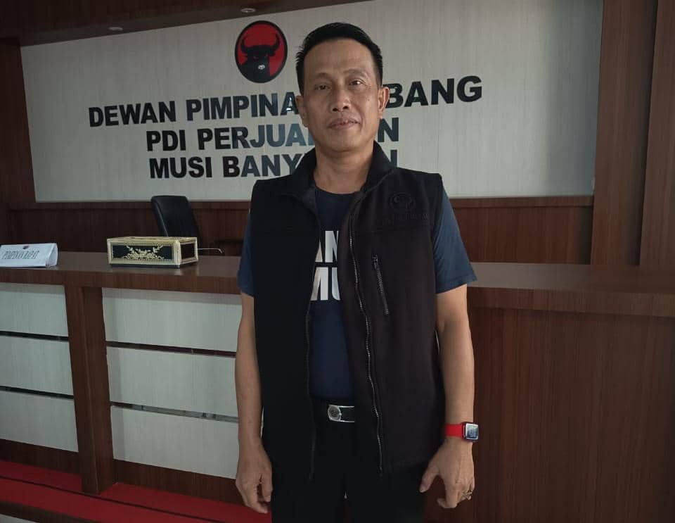 Ketua DPC PDI P Muba saat memberikan keterangan pers terkait proses PAW kader PDIP Muba di DPRD Muba, Kamis (12/2/2026).