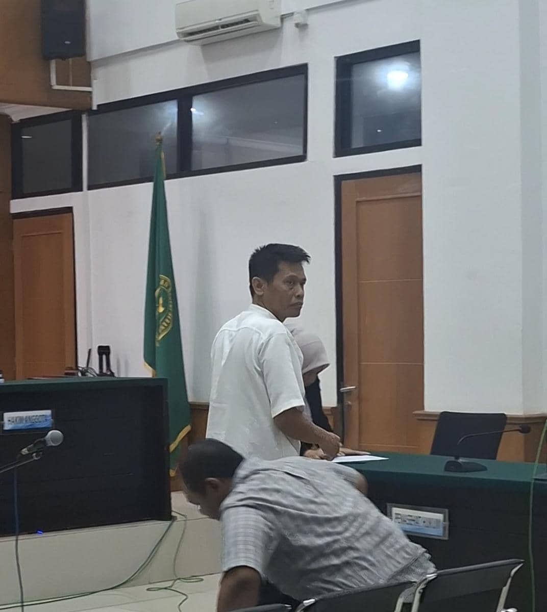 Mantan Kepala DLH Tangsel Wahyunoto (baju putih) usai sidang (Dok. Khaerul Anwar)