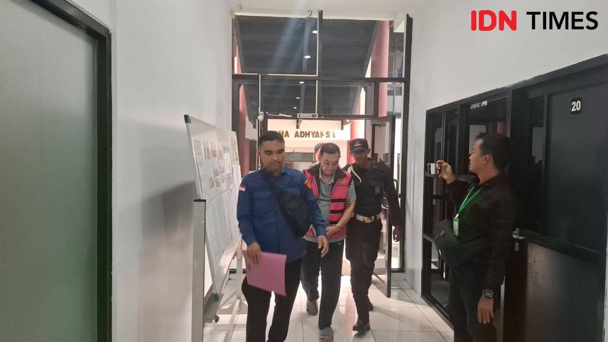 Plt Dirut ABM Yoga dan seorang pengusaha saat dibawa ke tahanan (Dok. Khaerul Anwar)