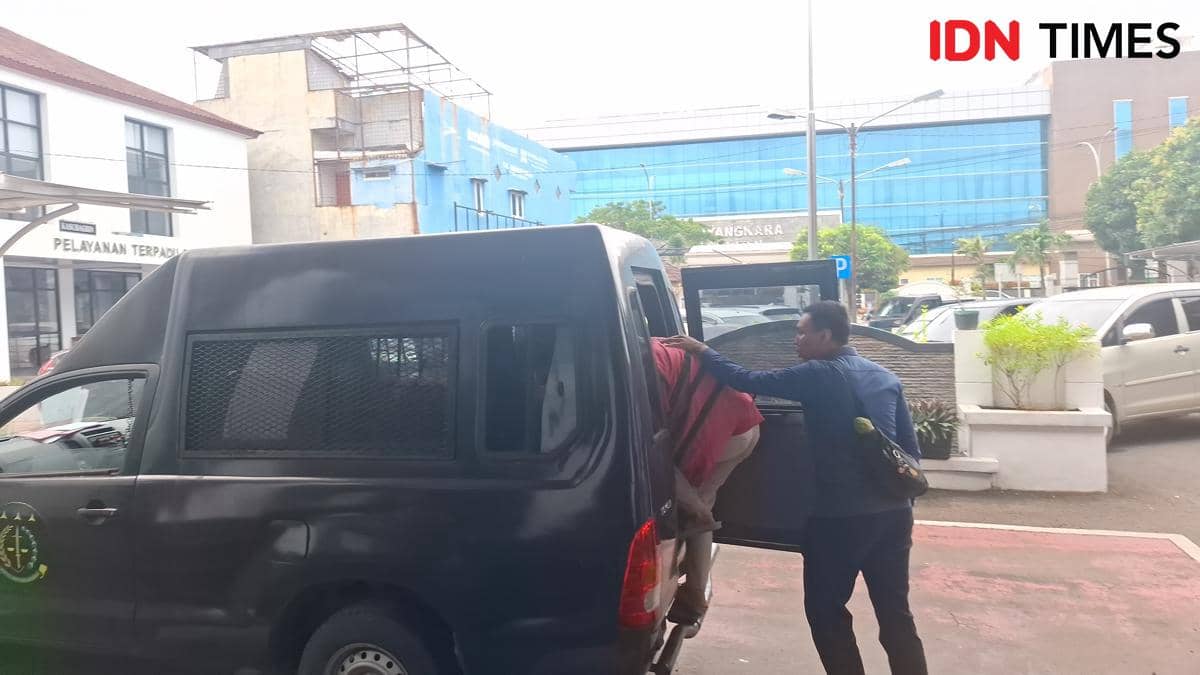 Plt Dirut ABM Yoga dan seorang pengusaha saat dibawa ke tahanan (Dok. Khaerul Anwar)