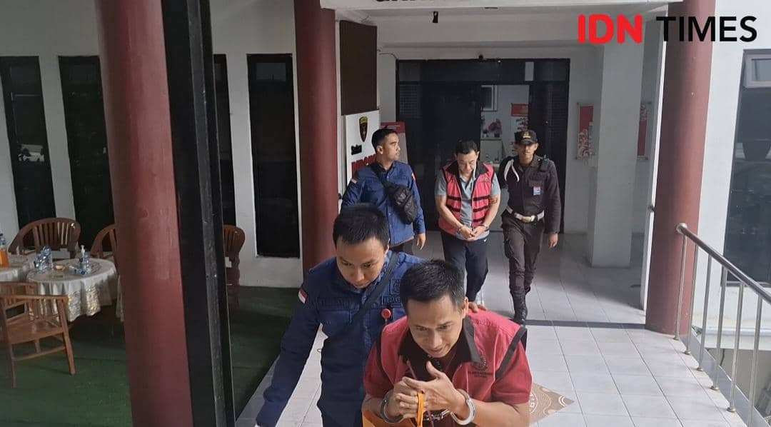 Plt Dirut ABM Yoga dan seorang pengusaha saat dibawa ke tahanan (Dok. Khaerul Anwar)