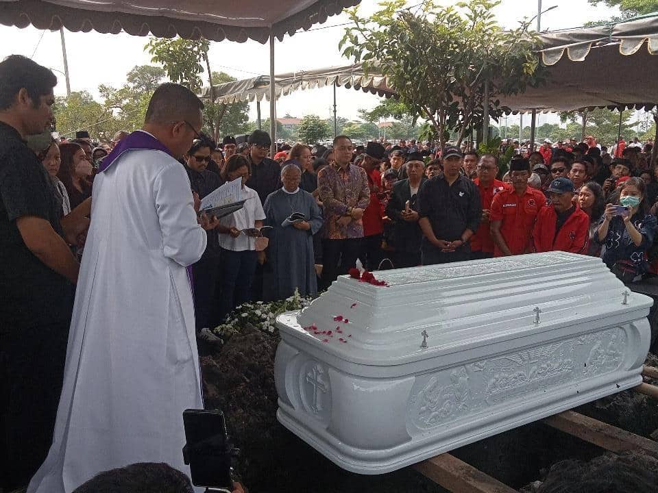 Prosesi pemakaman jenazah Ketua DPRD Kota Surabaya Dominikus Adi Sutarwijono di TPU Keputih