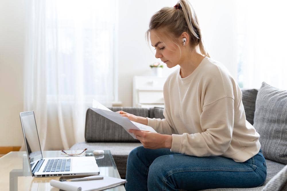 ilustrasi perempuan melakukan evaluasi