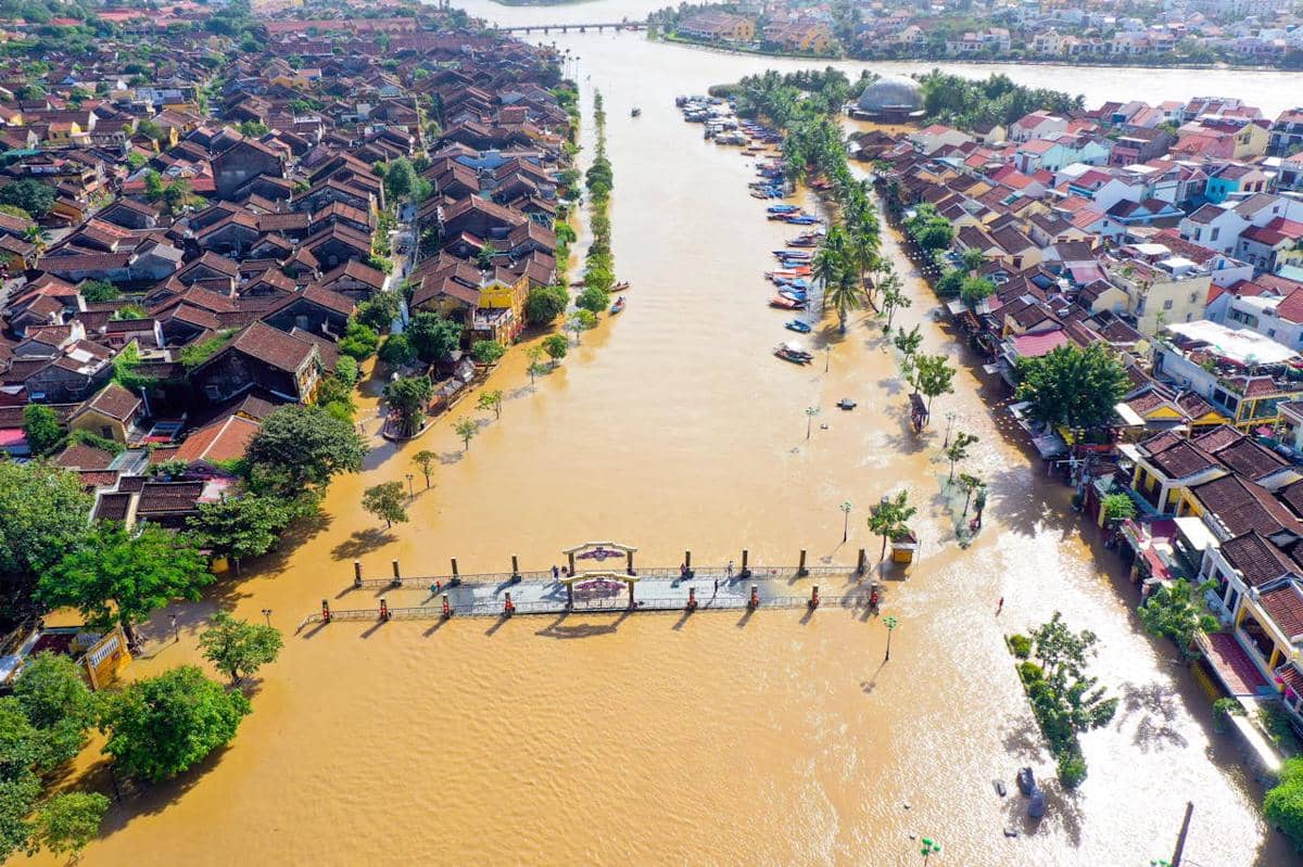 Banjir bandang yang melahap ratusan rumah.