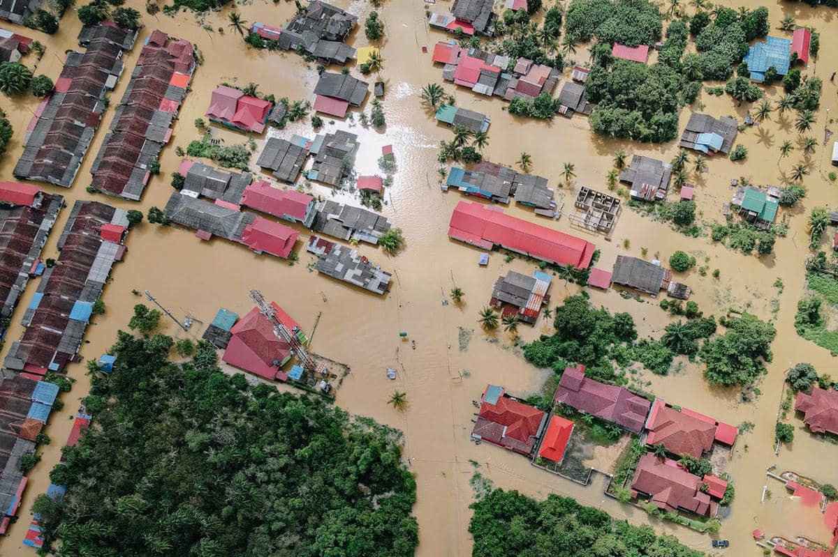 Banjir bandang yang melahap ratusan rumah.