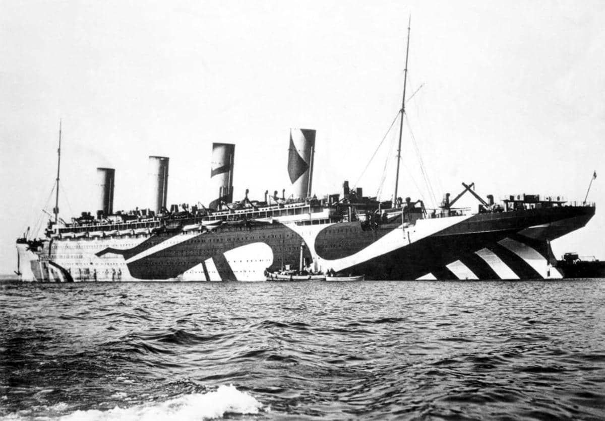 potret RMS Olympic saat diubah menjadi kapal pengangkut pasukan HMT Olympic dengan kamuflase dazzlenya di era PD I