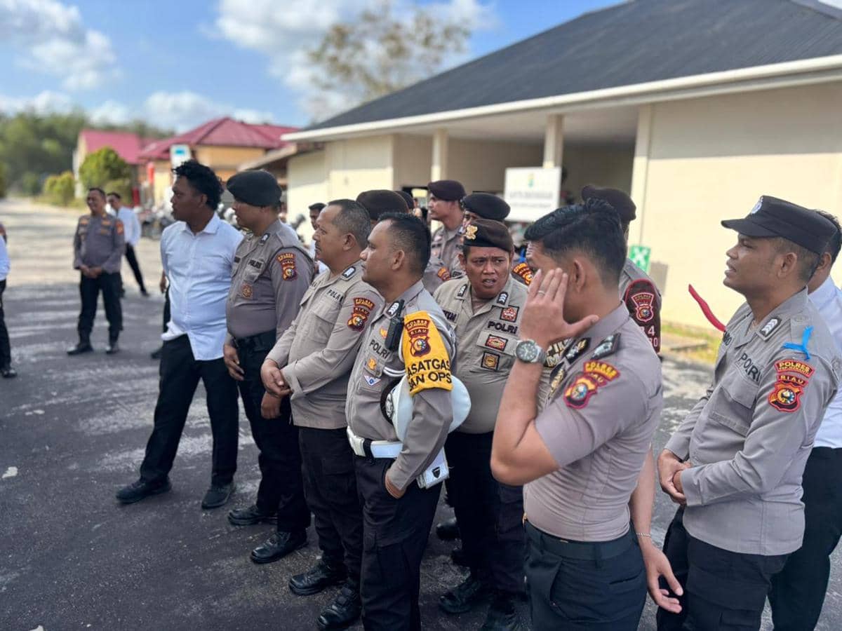 Sejumlah anggota polisi di Polres Kepulauan Meranti saat menunggu hasil tes urine