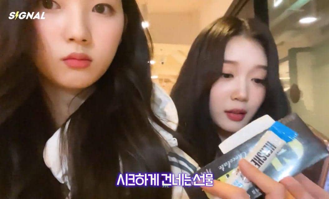 Potret Jiwoo tripleS memberikan hadiah valentine untuk membernya 