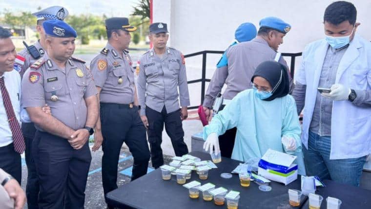 Polres Kepulauan Meranti saat melakukan tes urine dadakan 