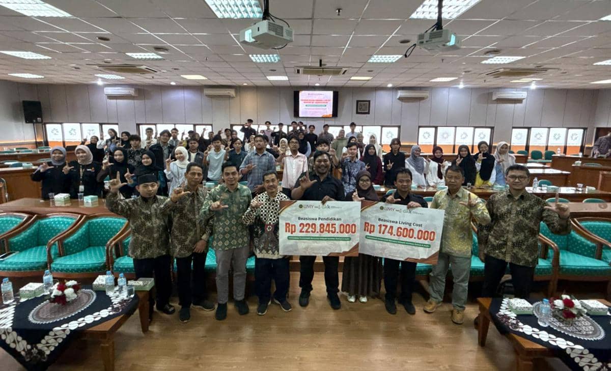 Penyerahan beasiswa living cost bagi mahasiswa UMY yang terdampak bencana alam di Sumatera. (Dok. Humas UMY)