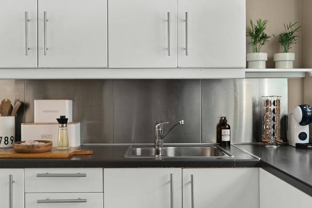 desain dapur tanpa menggunakan backsplash