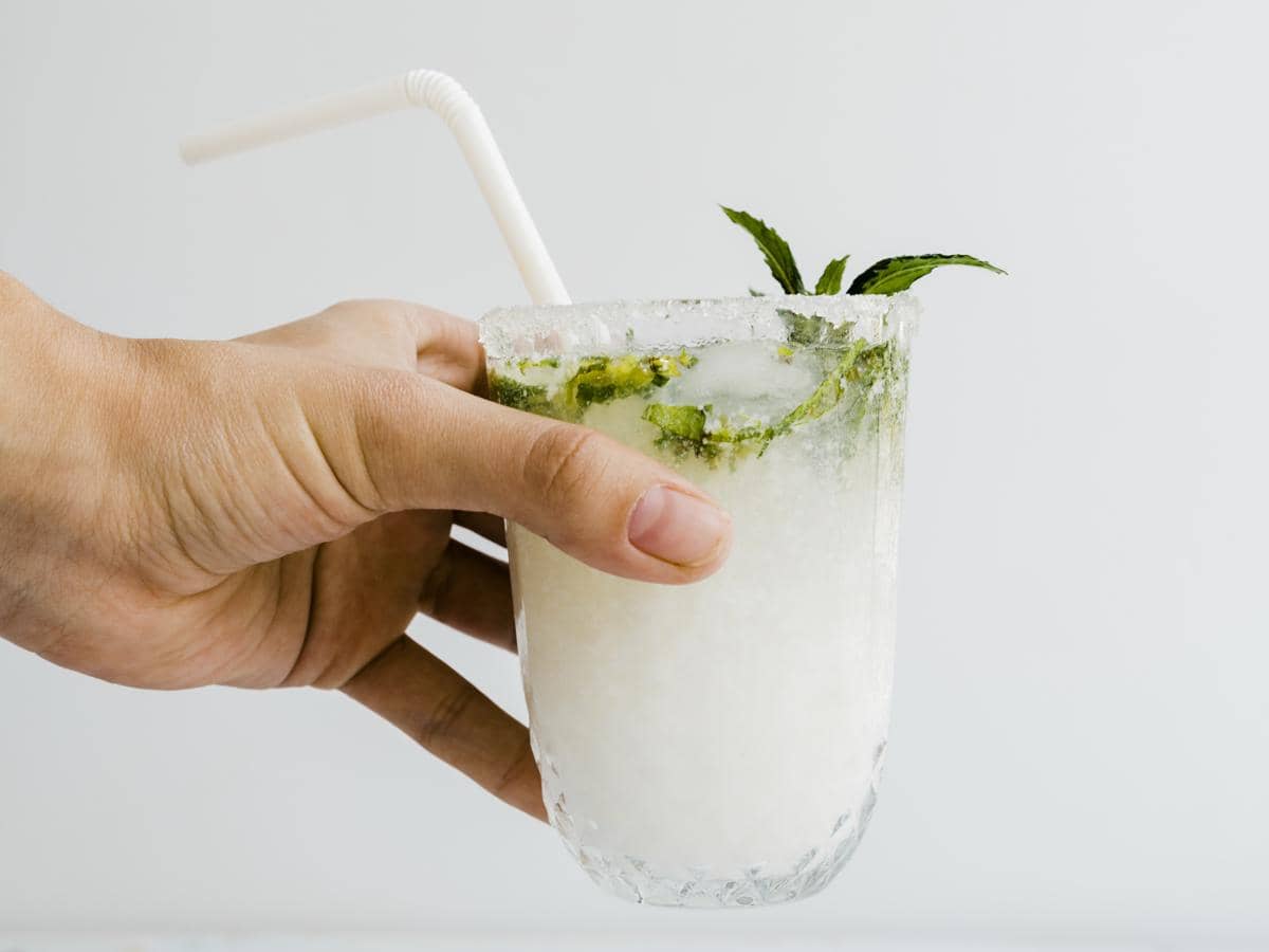 ilustrasi es buah kelapa muda