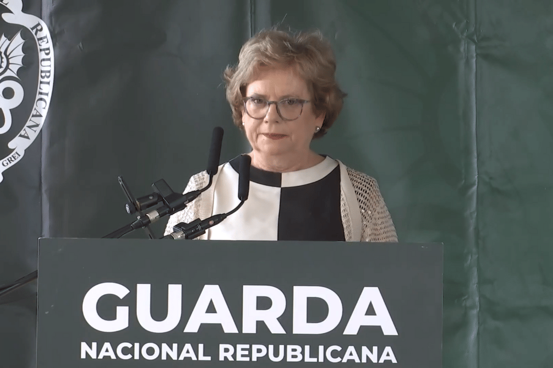 Menteri Dalam Negeri Portugal, Maria Lucia Amaral, sedang berpidato.