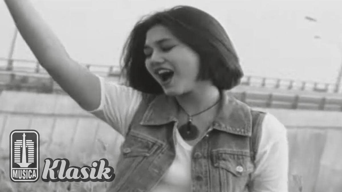 cuplikan video klip "Tinggalkan Ku Sendiri"