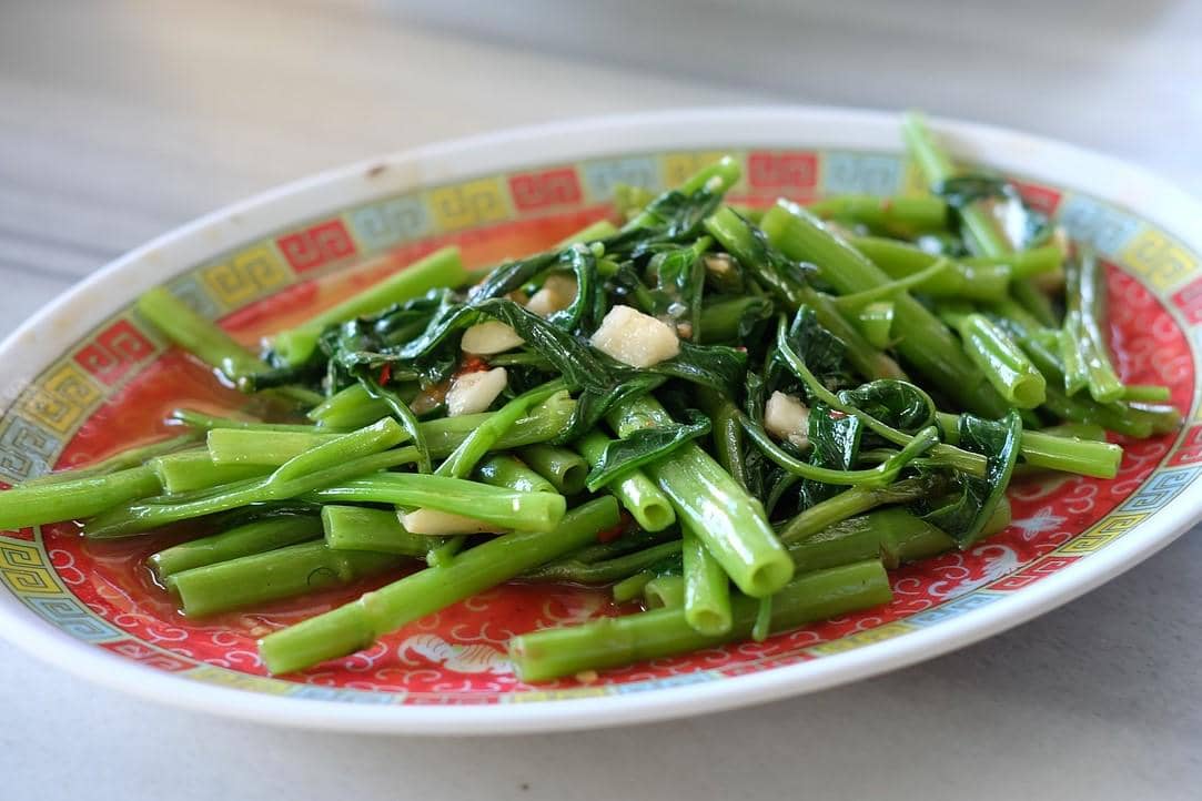 ilustrasi tumis kangkung bumbu putih 