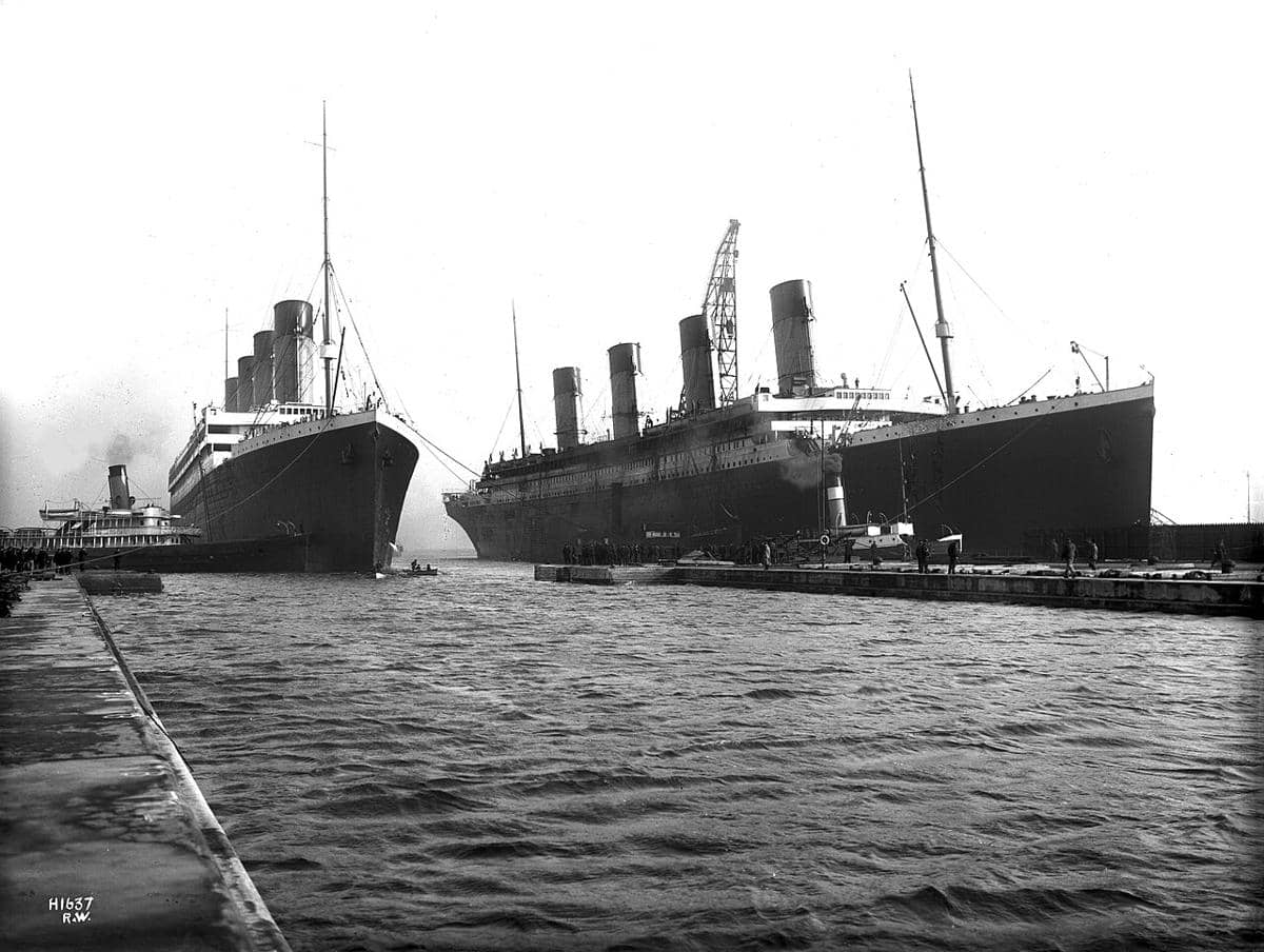 potret RMS Olympic (kiri) dan RMS Titianic (kanan) bersama untuk yang terakhir kalinya di tahun 1912 ketika akan melakukan perbaikan di Belfast, Irlandia Utara