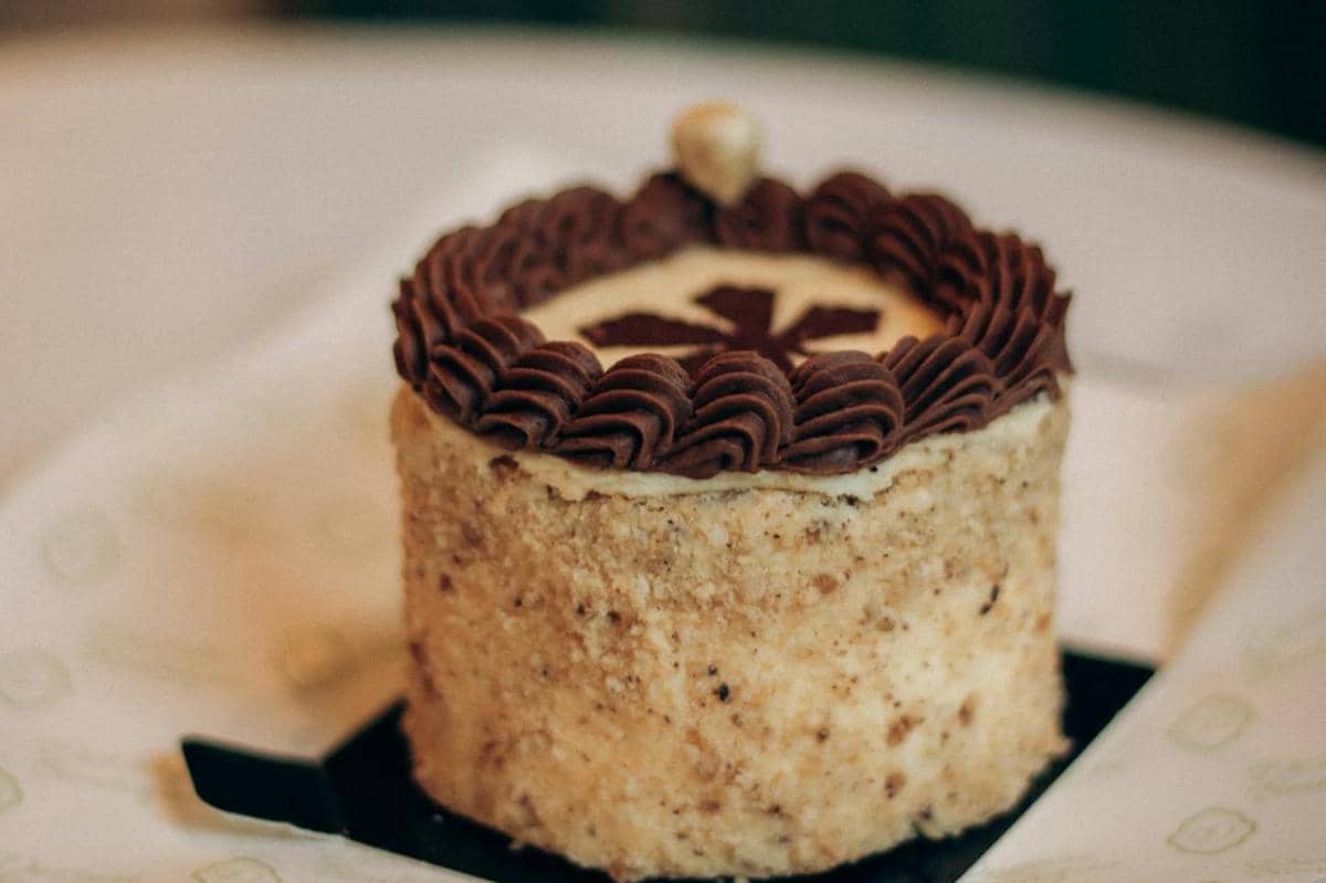 ilustrasi icebox cake cokelat kopi 