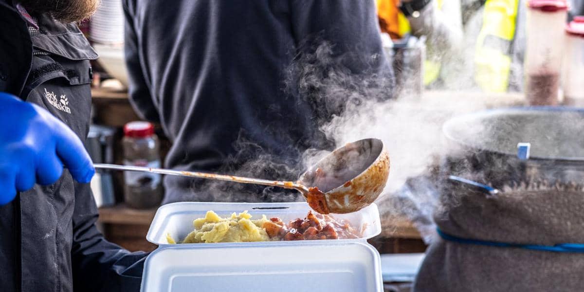 illustrasi membuat cemilan malam