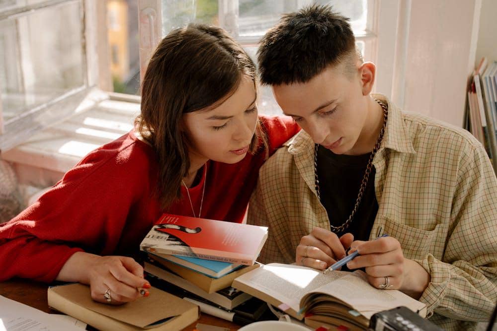 ilustrasi membaca buku bersama pasangan