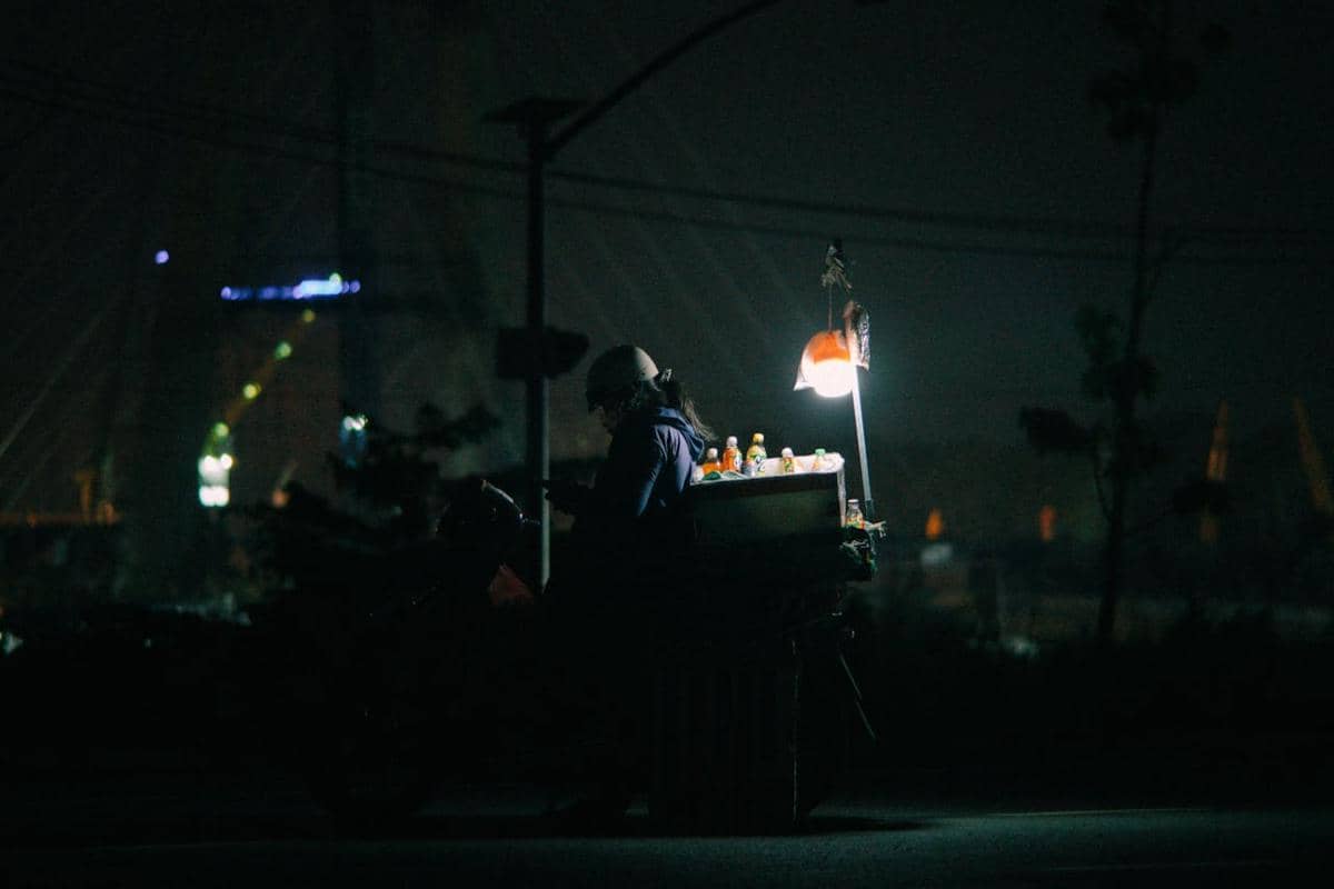 illustrasi menjual minuman tengah malam