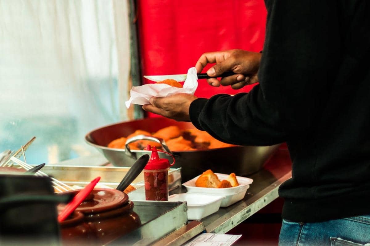 illustrasi menjual makanan ringan 