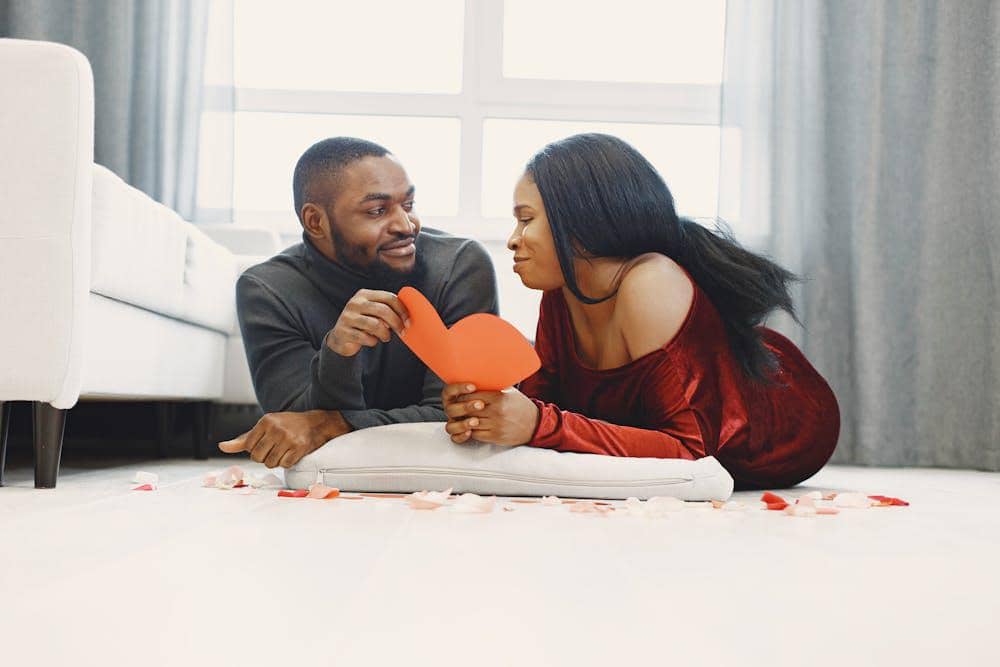 ilustrasi memberikan surat kepada pasangan