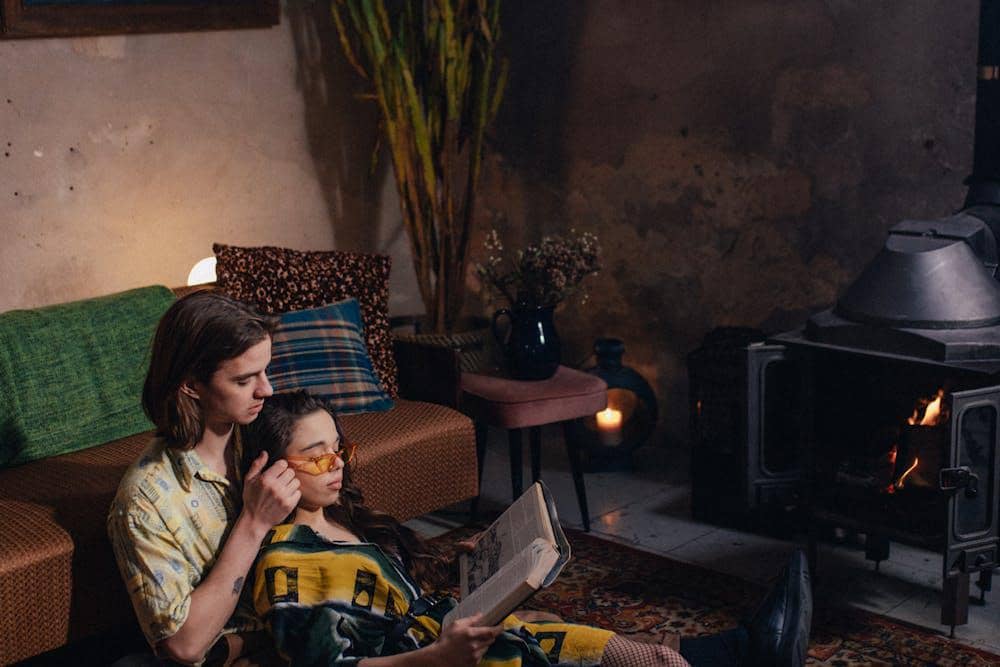 ilustrasi reading date di rumah