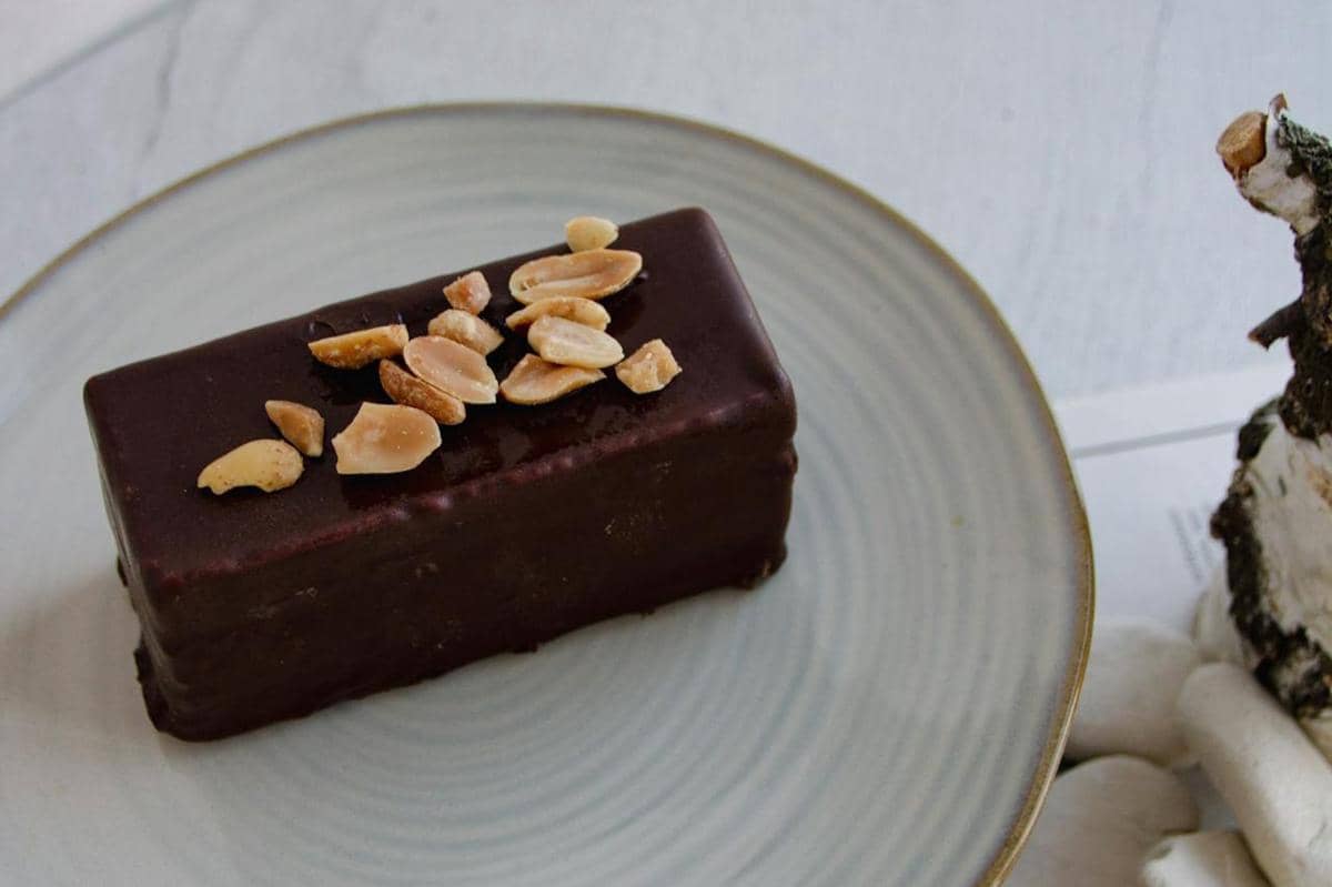 ilustrasi kue batang cokelat salami 