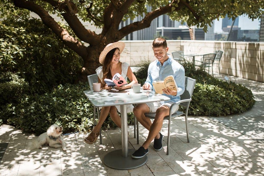 ilustrasi sepasang kekasih sedang membaca buku