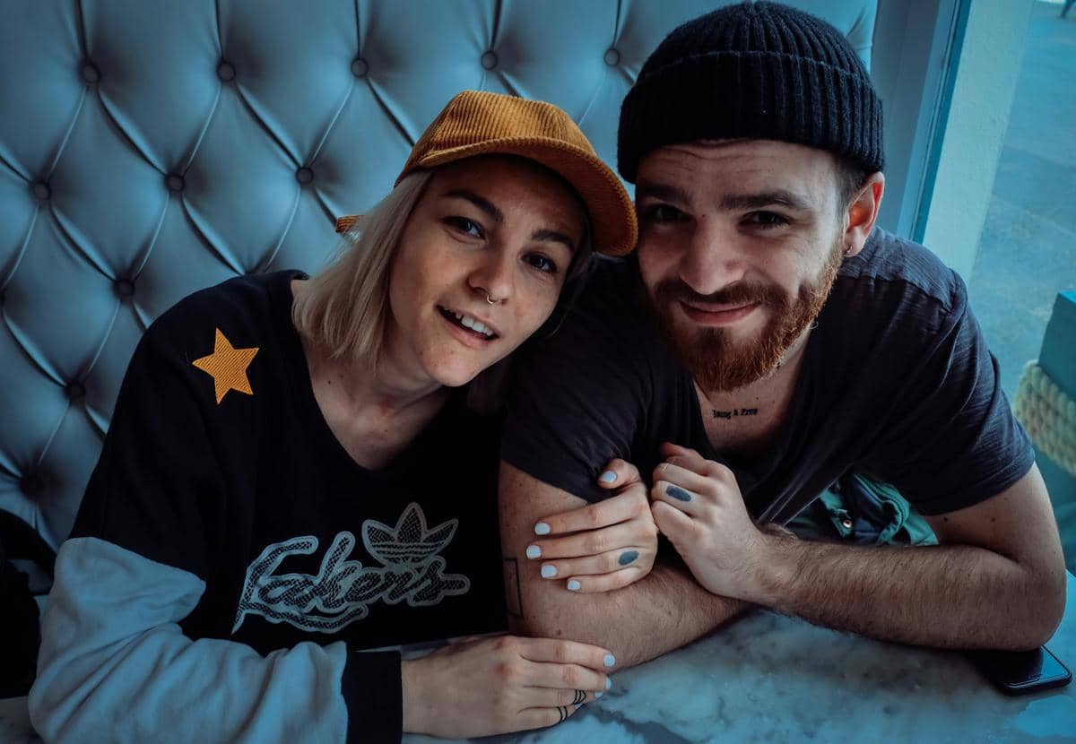 ilustrasi pasangan saling sayang