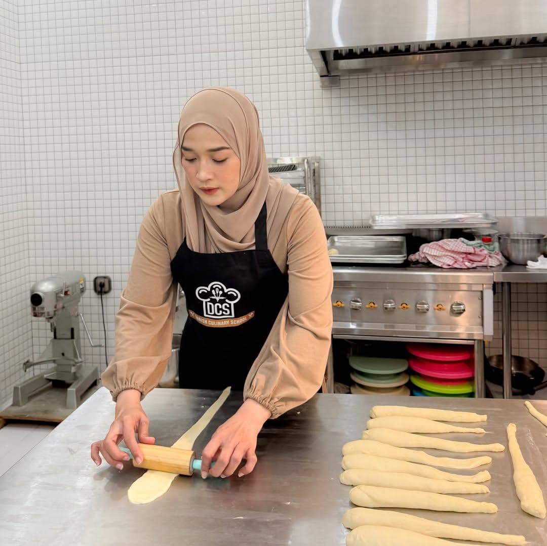 Ririe Fairus saat belajar membuat roti