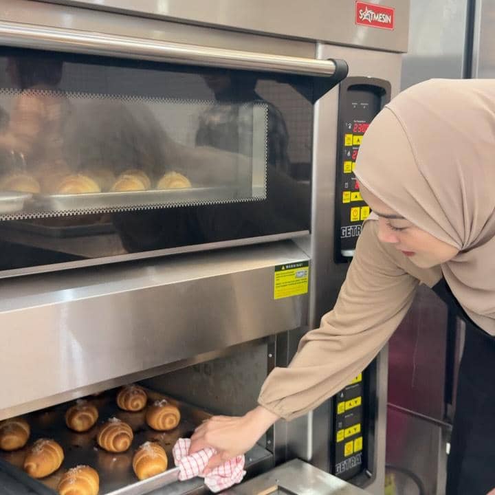 Ririe Fairus saat belajar membuat roti