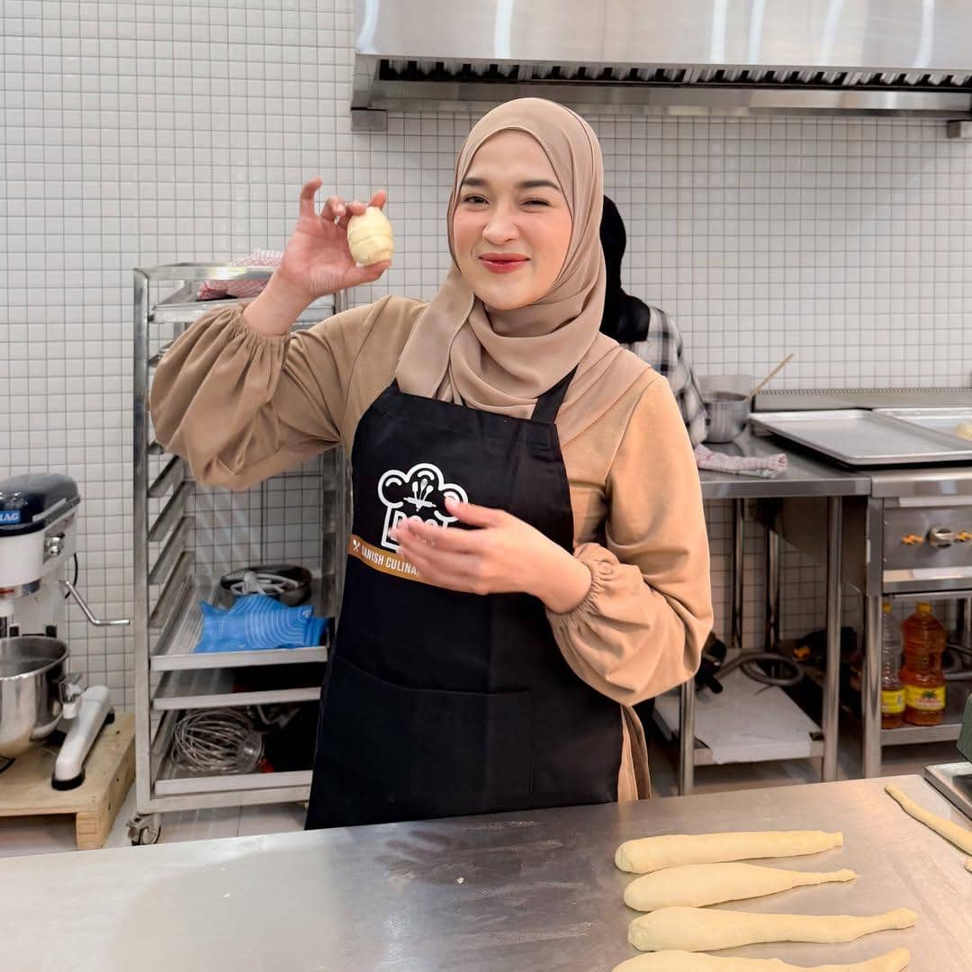 Ririe Fairus saat belajar membuat roti